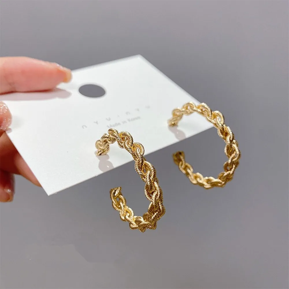 

Dongdaemun metal hemp wreath metal material geometric shape C type earrings personality temperament creative exaggerated earring