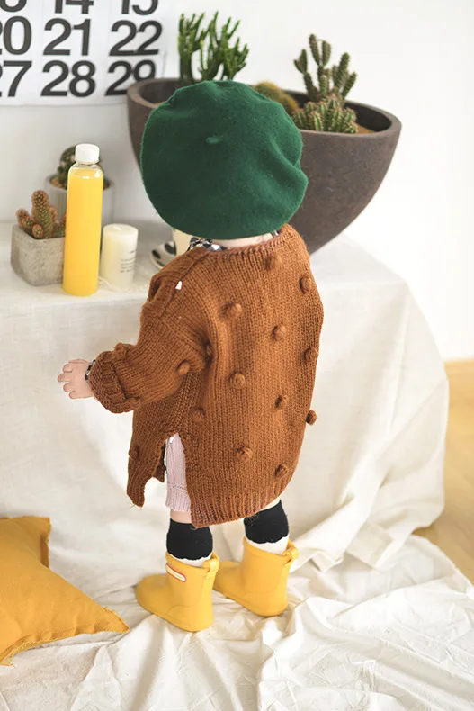 Новая одежда для малышей трикотажное пальто-кардиган с длинными рукавами свитер для малышей 3-6-9 месяцев милая куртка для девочек, одежда с шариками