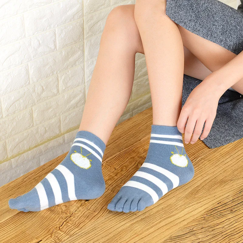Женские хлопковые носки с пятью пальцами, осенне-зимние полосатые носки средней длины без пятки с пятью пальцами, носки с милыми перьями, WK03553