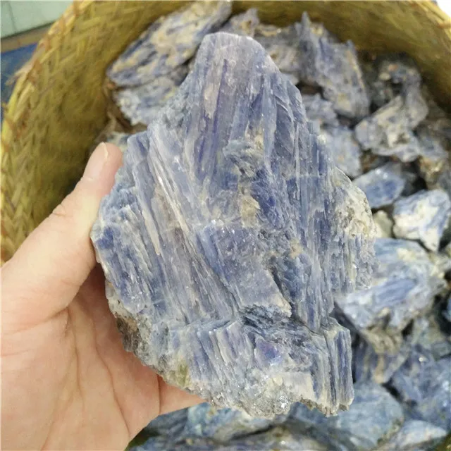 Натуральный голубой кристалл сырой Кианит камни