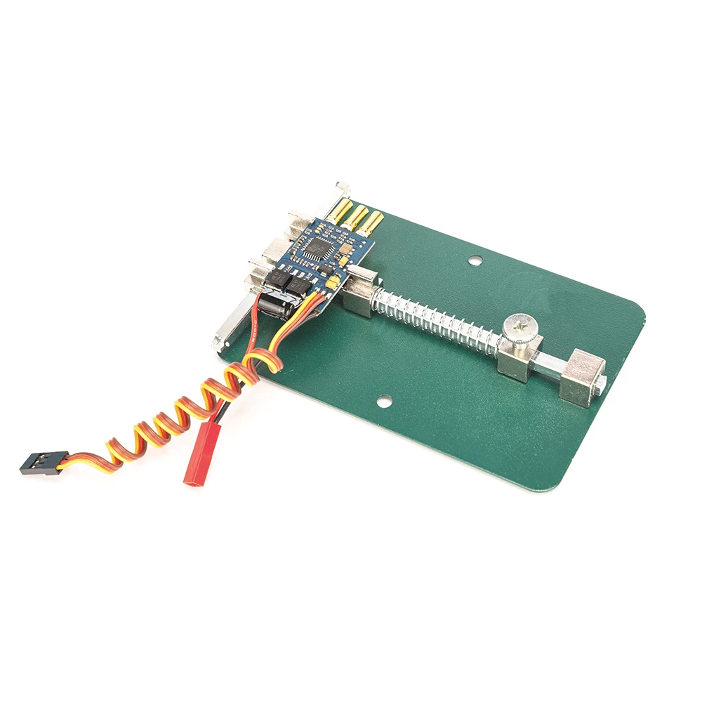Vue rapprochée du support PCB métal vert avec rainures pour soudure drone RC
