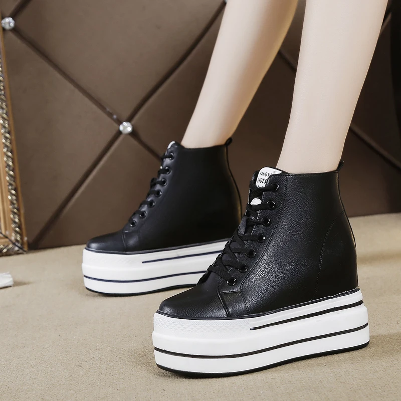 Осенние кроссовки на высокой платформе; женские ботильоны на высоком каблуке 10 см и толстой подошве; кожаная зимняя повседневная обувь на танкетке; белые ботинки