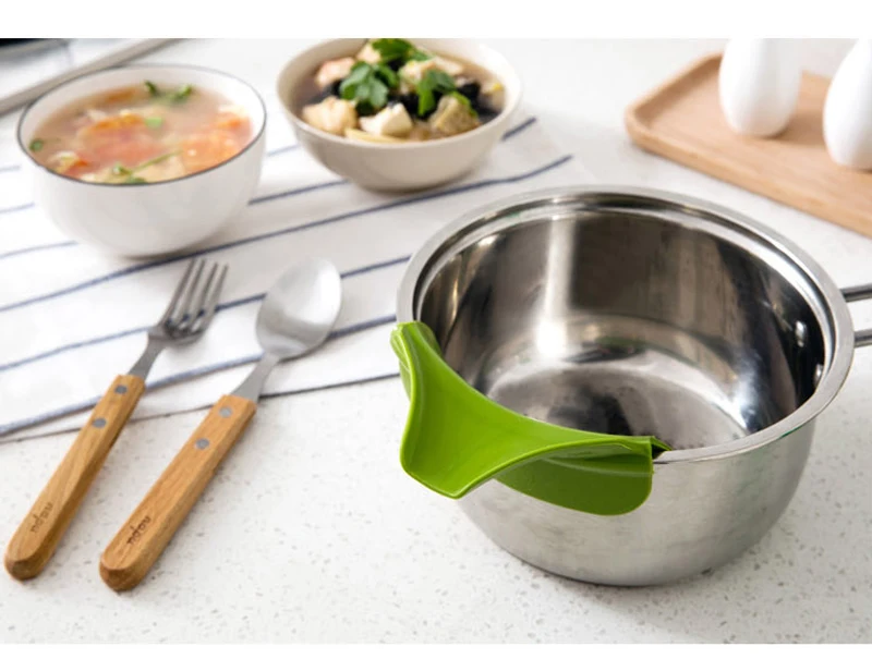 Kitchen Cooker Edge Deflector Prevents Soup From Leaking SidewaysPractical and Creative Anti-spill Silicone Funnel