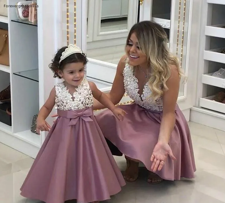 2018 Cute Pearls Lace Appliques Flower Girls Dresses Fashion A-Line Satin Mother and Daughter Dresses Gowns V-Neck Sleeveless Formal Wear  79