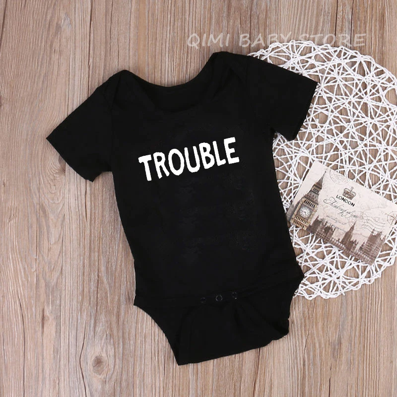 Trouble-Black Забавный хлопковый комбинезон для новорожденных с двойными неприятностями; комбинезон с короткими рукавами для маленьких близнецов и друзей; Модная одежда для малышей - Цвет: Trouble-Black