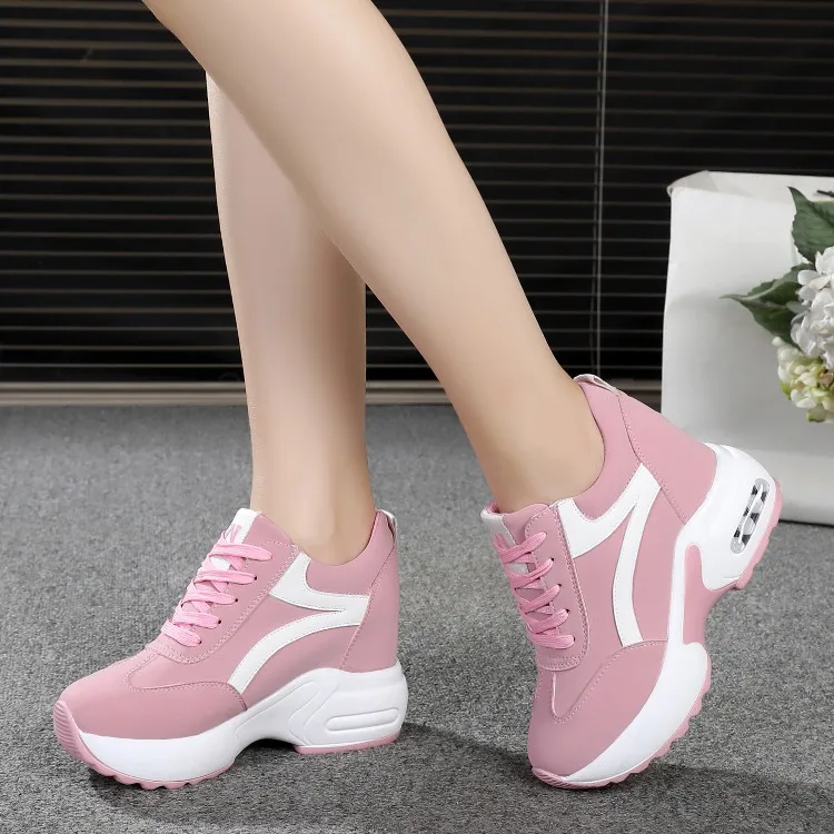 Новинка Красивая весенняя женская обувь на танкетке Парусиновая с боковой