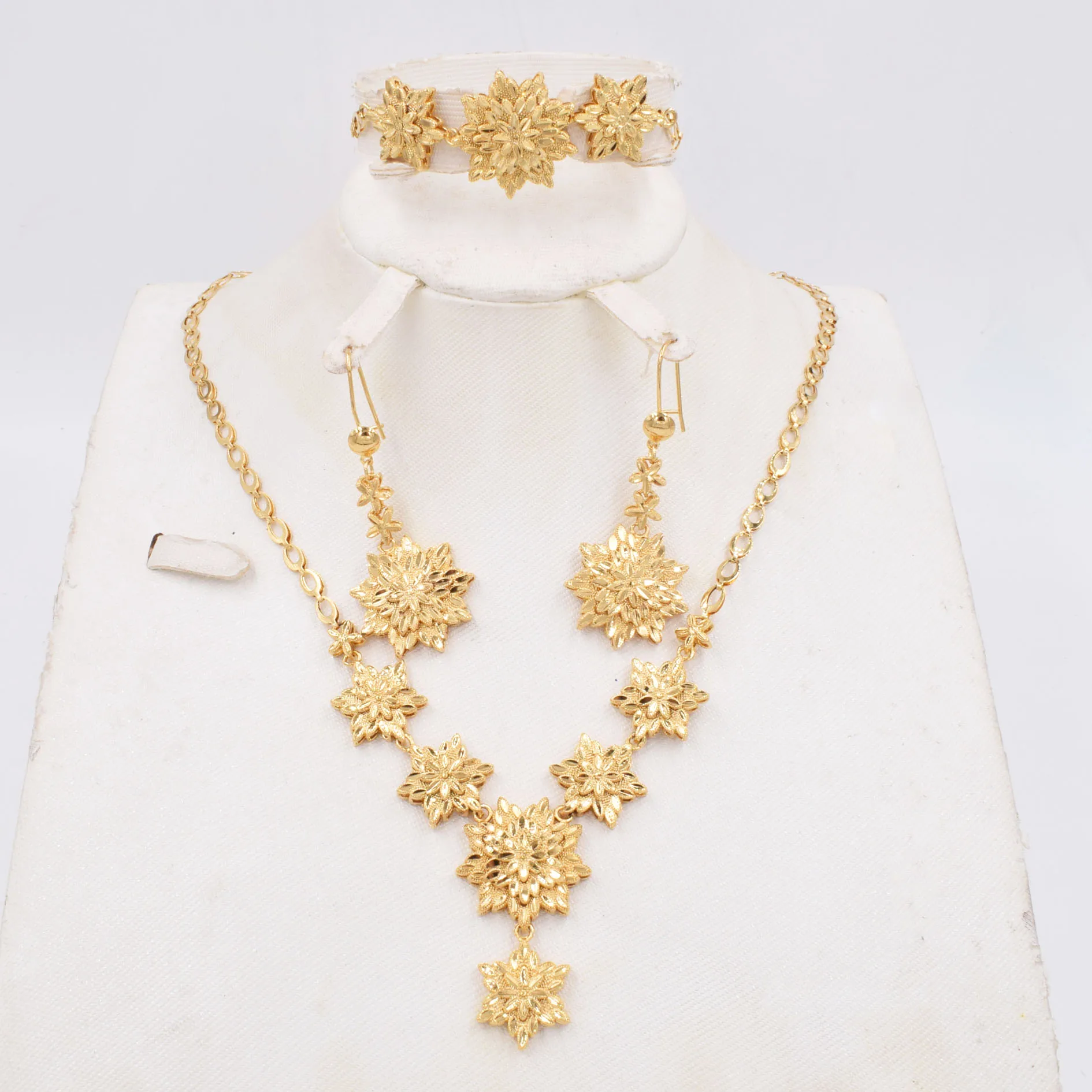 

Комплект из колье и серёг, для женщин