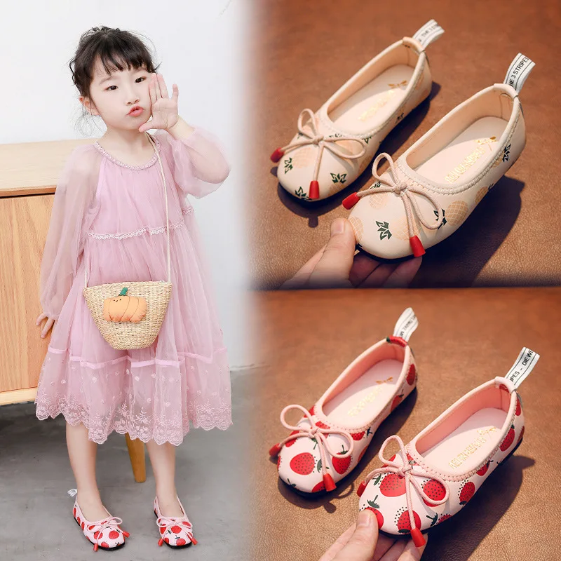 Корейская милая красивая детская обувь для принцессы; Новинка года; Весенняя детская кожаная обувь с клубничкой; детская обувь на мягкой подошве; B704