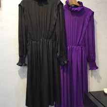 Черное фиолетовое однотонное шелковое платье миди с оборками и длинными пышными рукавами с эластичной резинкой на талии