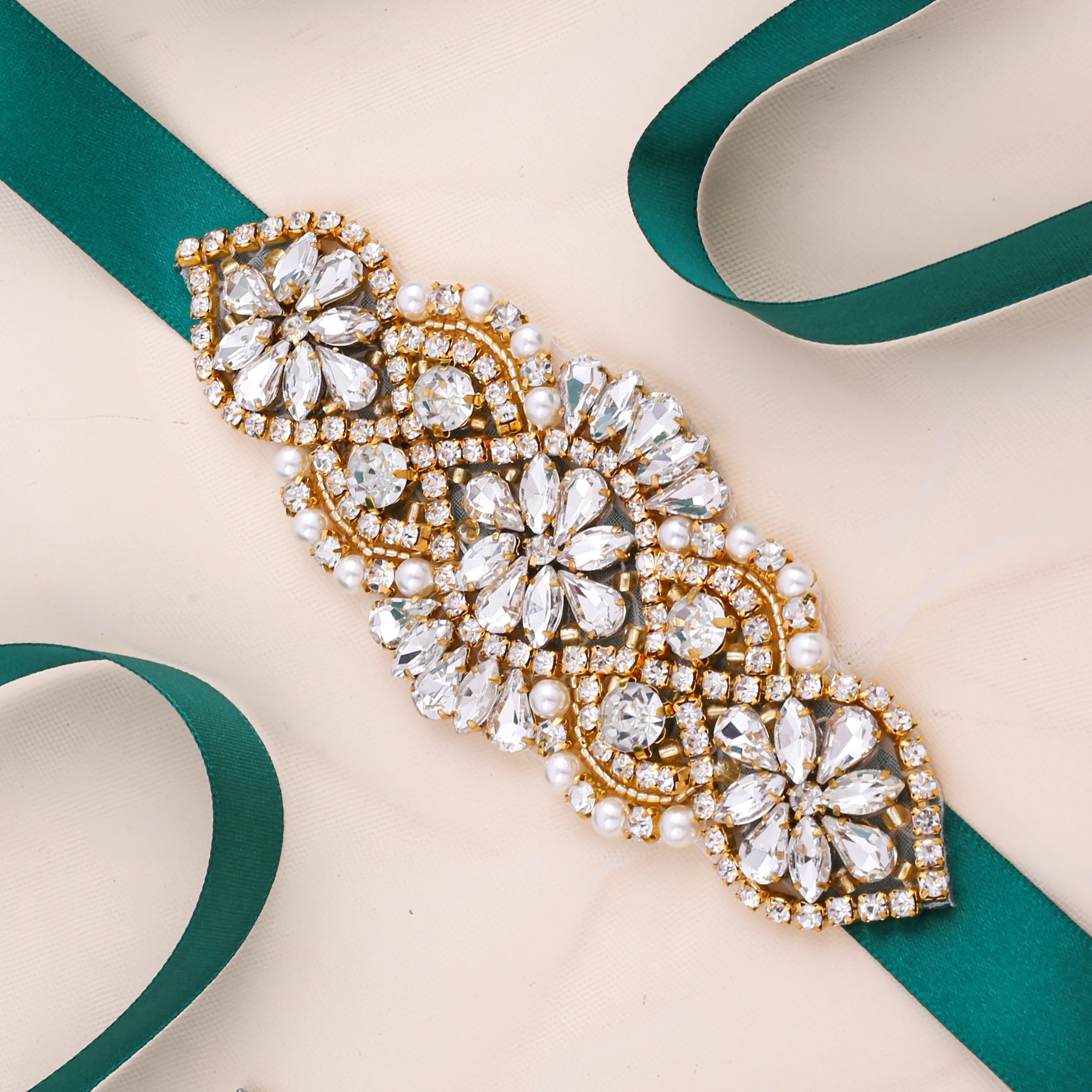 

Золотая лента для невесты с кристаллами и жемчугом