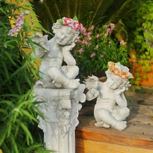 Наружное украшение для сада Ангел мальчик в красной гирлянде поглаживание птицы Stastue Сад Искусство Смола фигурка Дом Сад Двор Декор