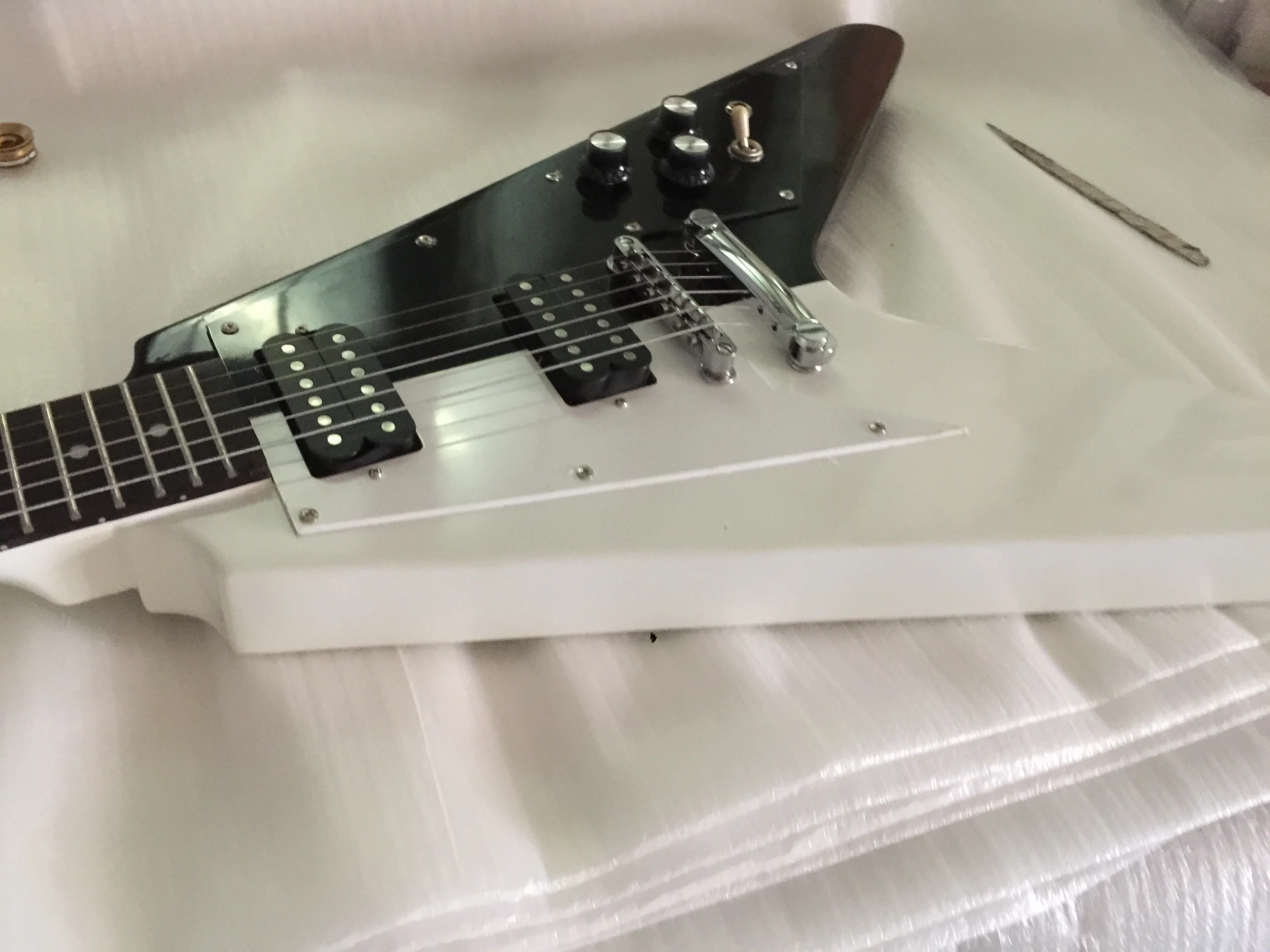 

Electric Guitar/Black and White V Type High Quality Guitar/Customizable Chinese Electric Guitar