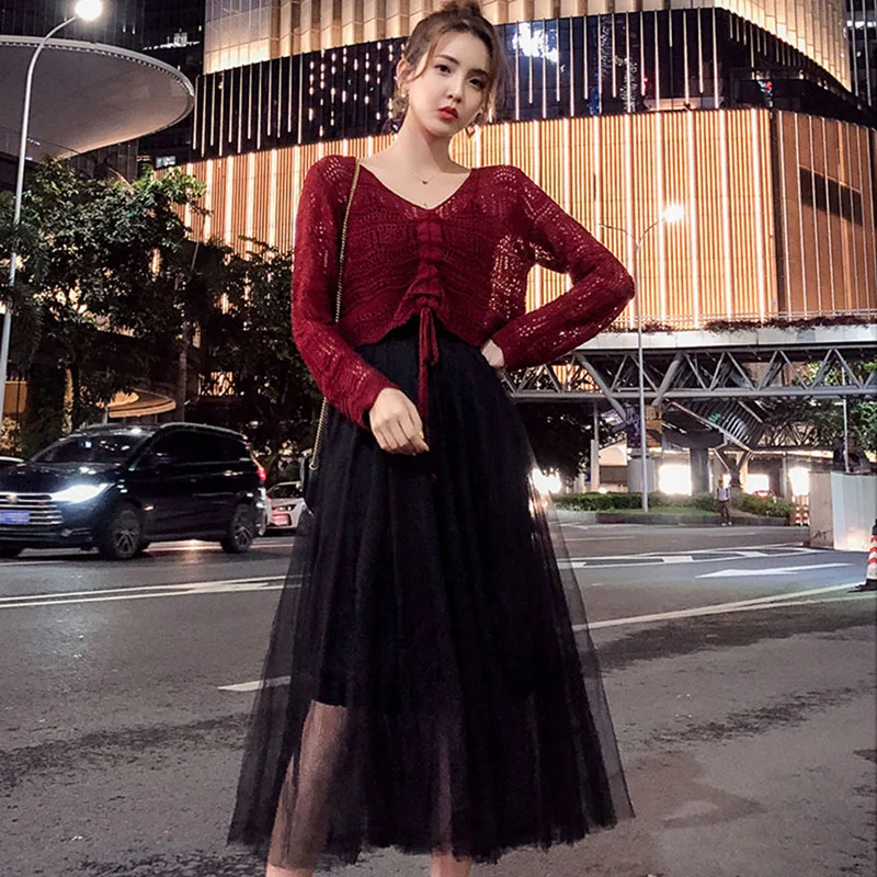 

Женский комплект из двух предметов, красный свитер на завязках с V-образным вырезом и черное Сетчатое платье на бретельках, женская одежда на лето