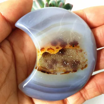 

A Natural stones and crystals cristal tThe shape of the moon agate crystal cluster home decor palm stone very beautifulThe