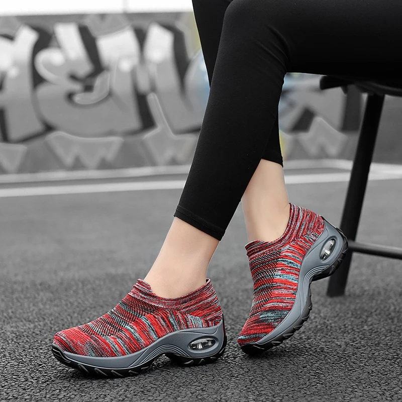 Женские теннисные кроссовки Tenis mujer черные и красные спортивные на толстой