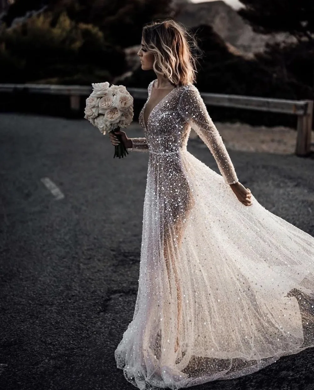 stunning-long-sleeve-a-line-wedding-dresses-sheer-neck-sparkly-sequined-beach-bridal-gown-sexy-vestido-de-novia (2)_conew1