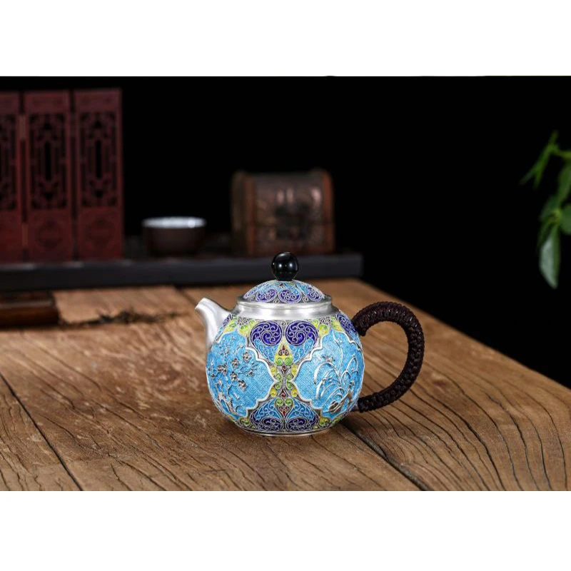 Рисунок 2 - Чайник из серебра 999 пробы в стиле ретро