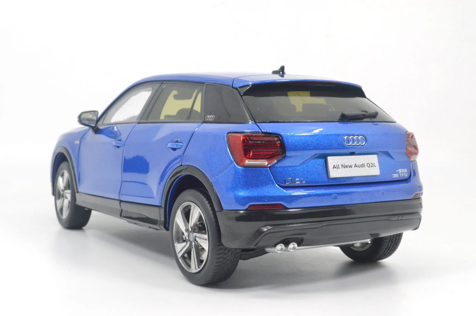 Paudi модель 1/18 1:18 Масштаб Все новые Audi Q2L синий литье под давлением модель автомобиля игрушка модель автомобиля открываются двери