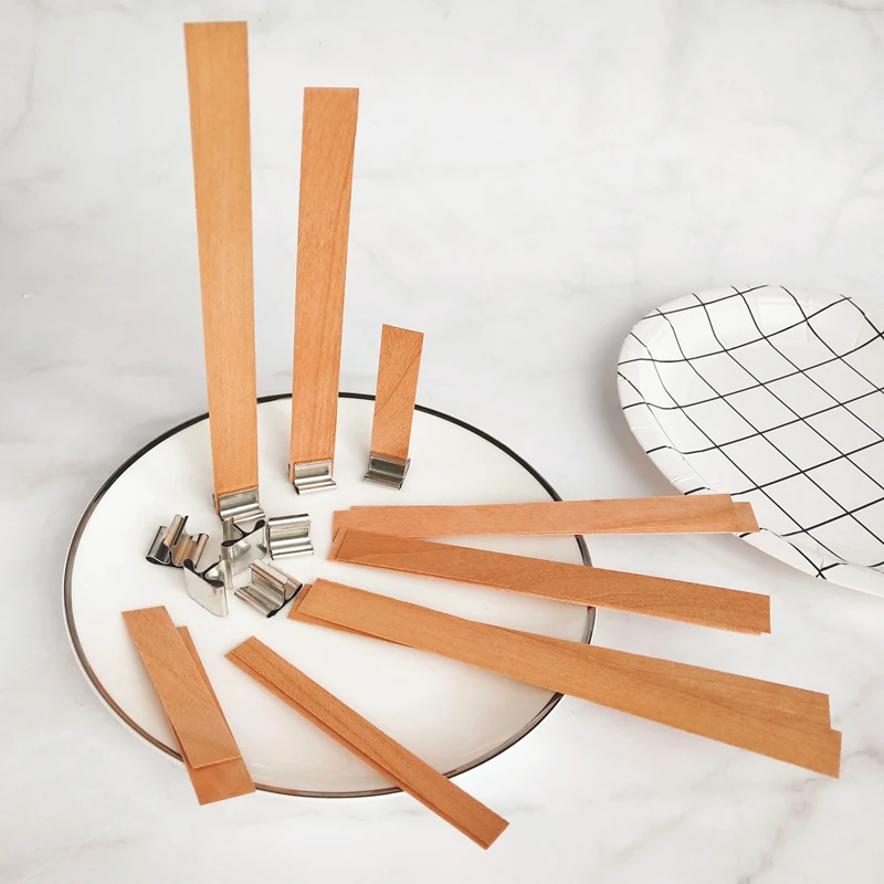 Candela di soia artigianale con stoppino in legno – Candela ecologica fatta a mano in vaso ambrato – candela profumata natalizia – regalo di Natale premium (mele e cannella