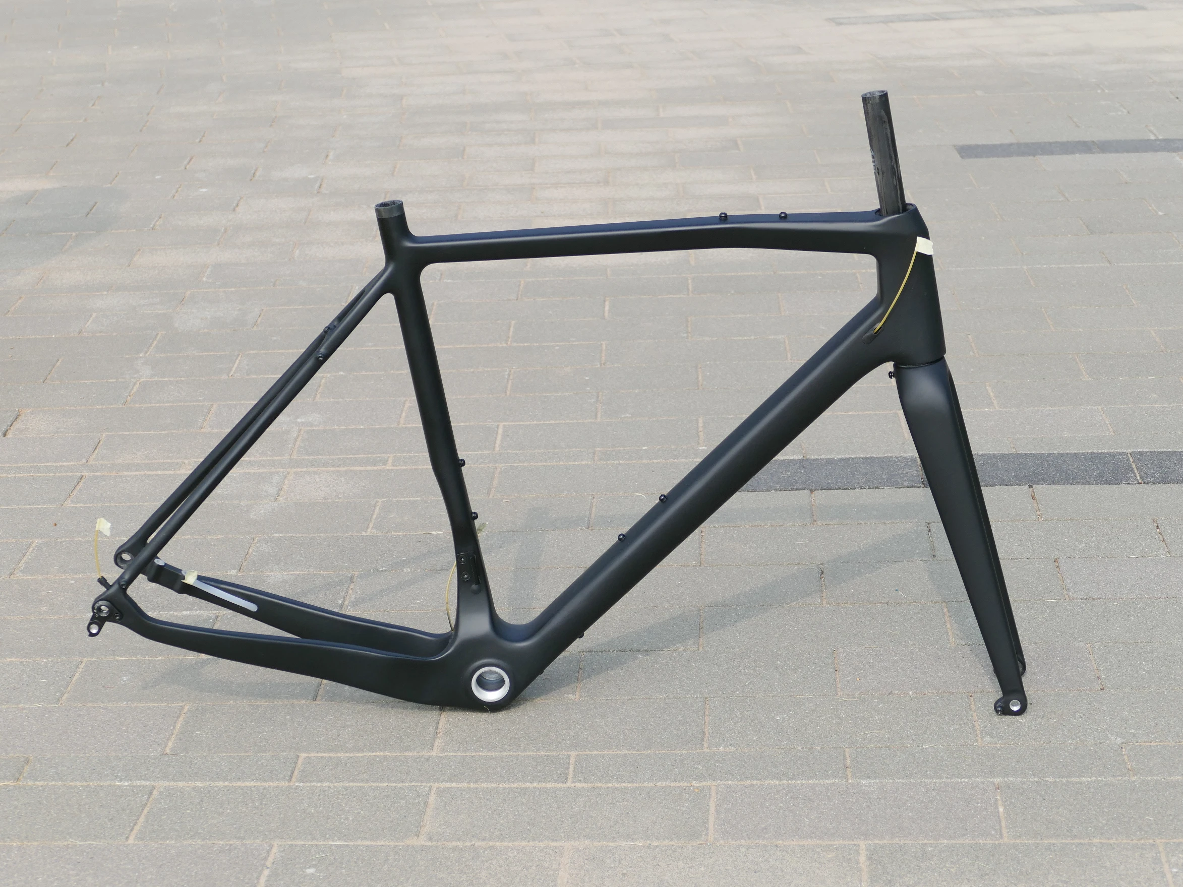 Frame only  :  Full Carbon UD Matt Gravel Bike Bicyce Thru Axle Flat Mount Gravel Frame  without the fork