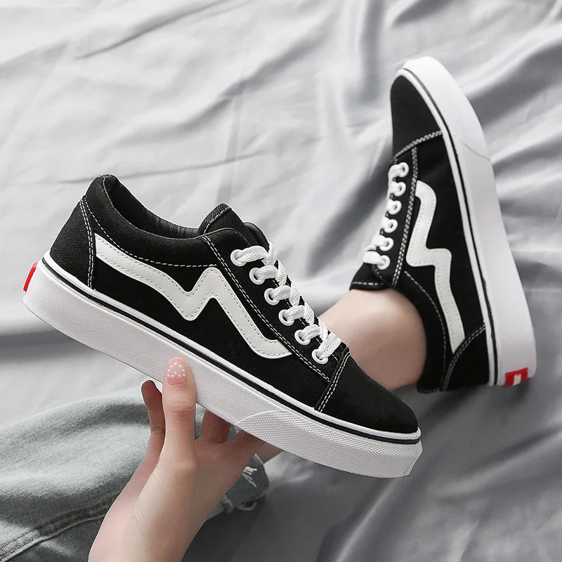 Zapatos de lona a rayas Ulzzang para mujer, zapatillas transpirables de  Skateboarding para estudiantes, Tenis planos femeninos de ocio, color blanco  y negro, novedad - AliExpress Calzado
