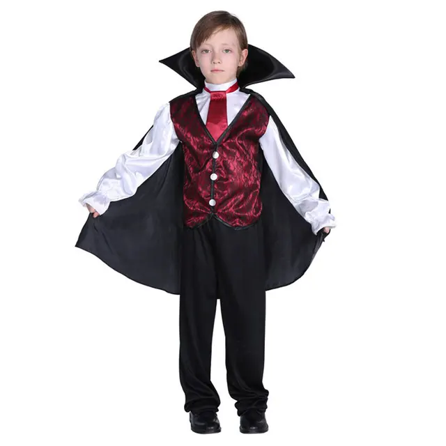 Garçon portant le costume du comte Dracula pour enfant, se composant d'une longue cape noire à col montant, une tunique blanche à manches bouffantes, un pantalon noir, un gilet rouge à faux boutons dorés et une cravate rouge, sur fond blanc.