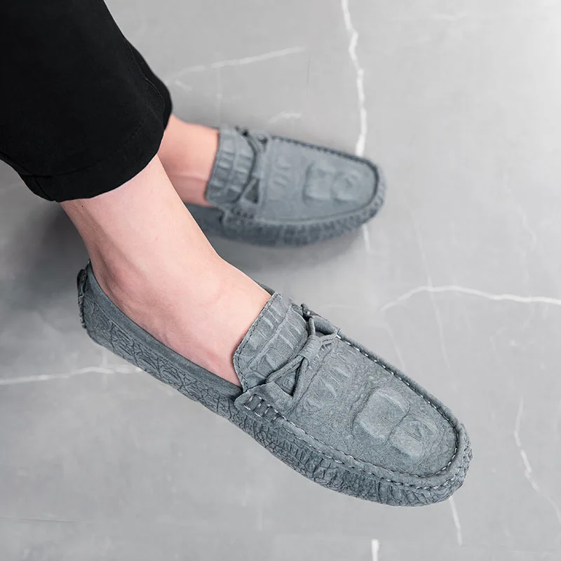 Мягкие удобные повседневные Лоферы для мужчин; модная обувь на плоской подошве из натуральной замши; слипоны в стиле ретро; мокасины в сдержанном стиле; 4 - Цвет: gray