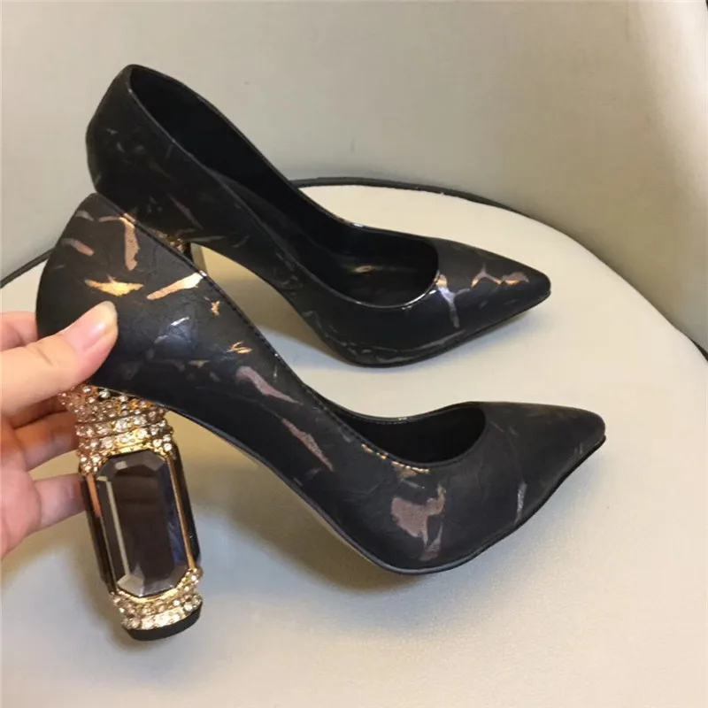 Стильные туфли с мелким принтом; женские элегантные туфли-лодочки на высоком квадратном каблуке с острым носком и кристаллами; туфли с принтом