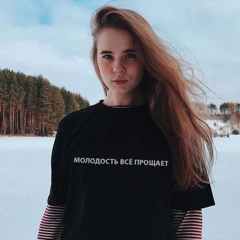 Женская футболка с коротким рукавом белая или черная графическим принтом в стиле