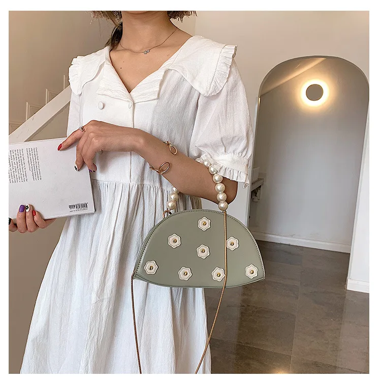 Korean version of female Pearl Tide handheld new single shoulder oblique satchel fashionable foreign gas semicircular bag