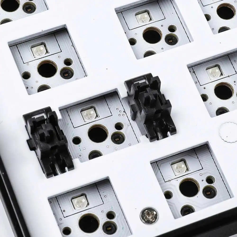 Сменные проводные переключатели Geek GK61 с возможностью горячей замены 60%