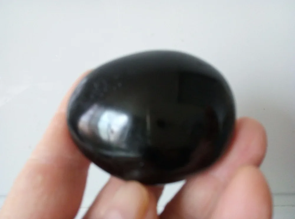 Черный турмалин кристалл Карманный пальмовый камень(гладкая полировка Гладкий отполированный драгоценный камень) 105,3 г
