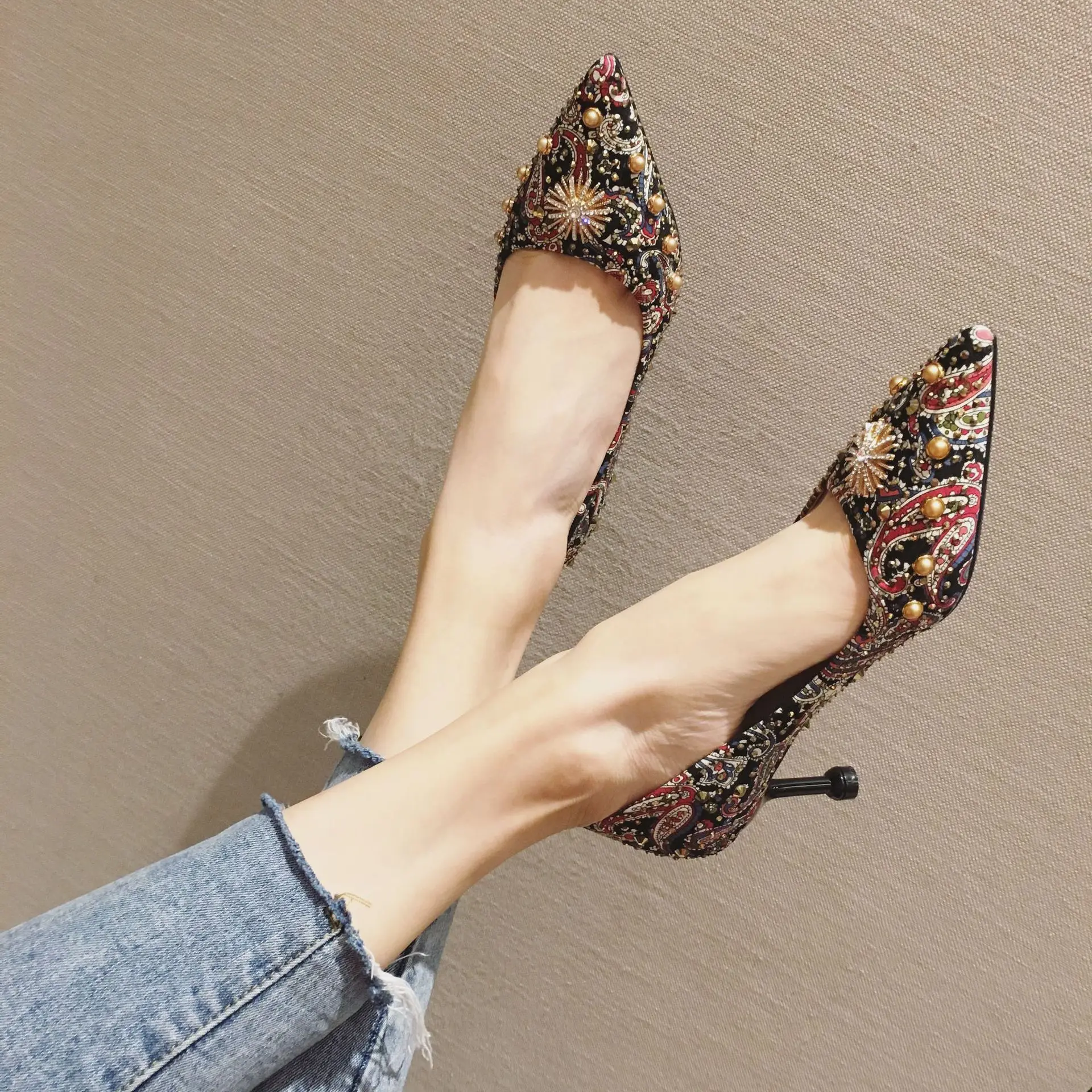 

2019 Autumn New Style Man-made Diamond Thin Heeled Pointed-Toe Shoes Black And White with Pattern Low-Cut Rivet High Heel Shoes