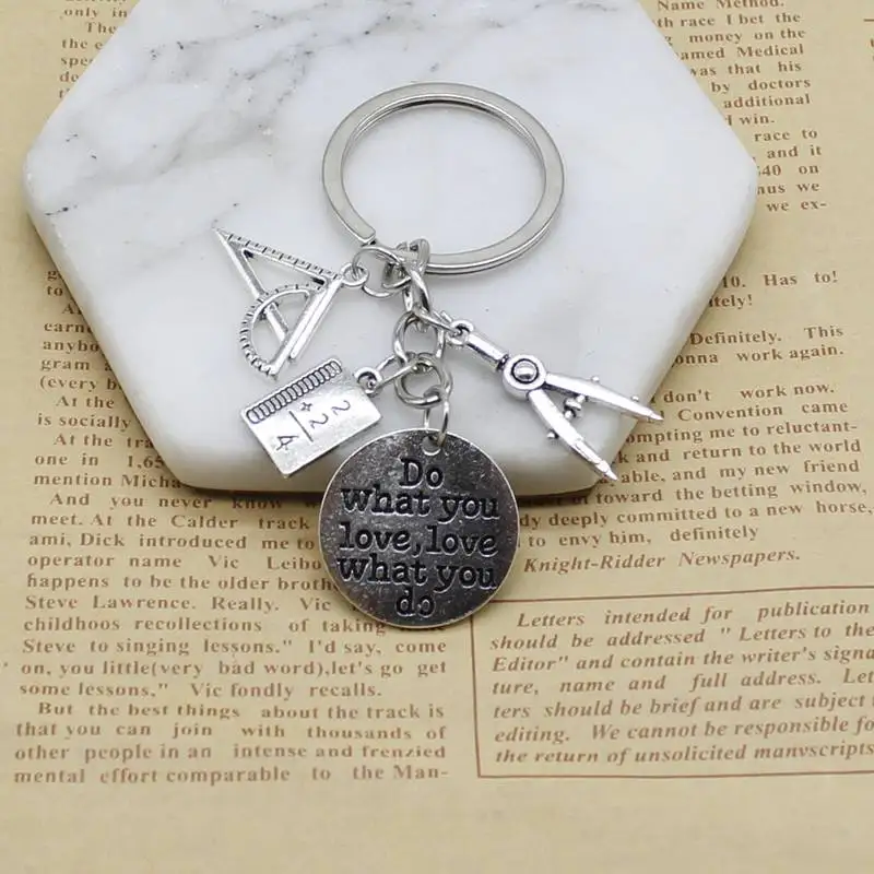 1 предмет украшений которые вам нравятся брелок треугольная линейка компас