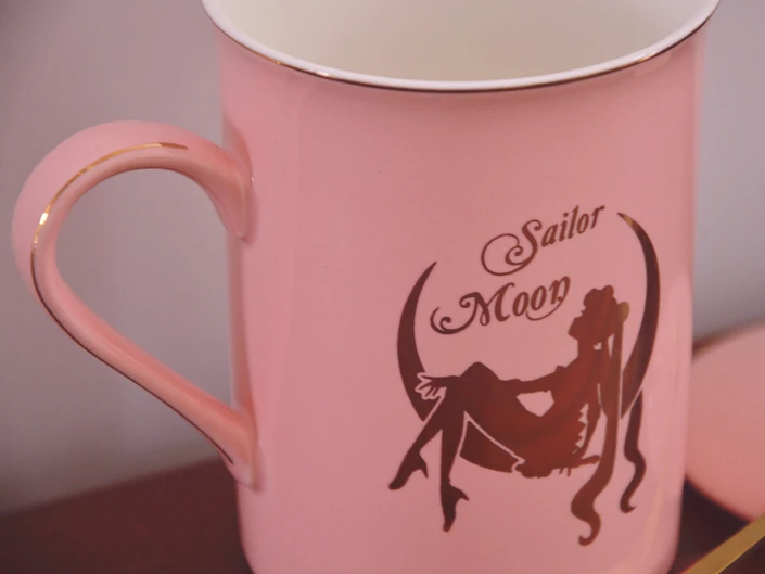 Аниме Сейлор Мун Розовая кость кофейная кружка из фарфора Tsukino Усаги керамические кружки чашка набор чашка с крышкой и ложкой девушки Рождественский подарок