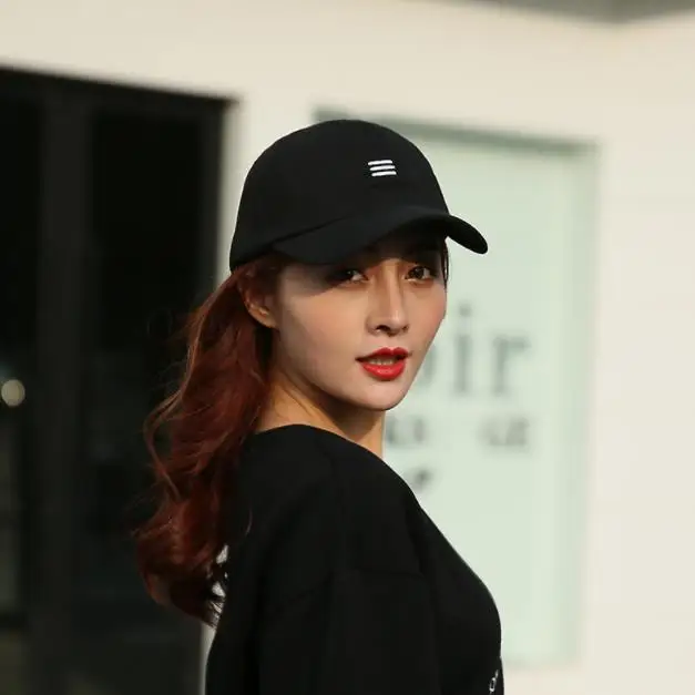 are fitted hats out of style