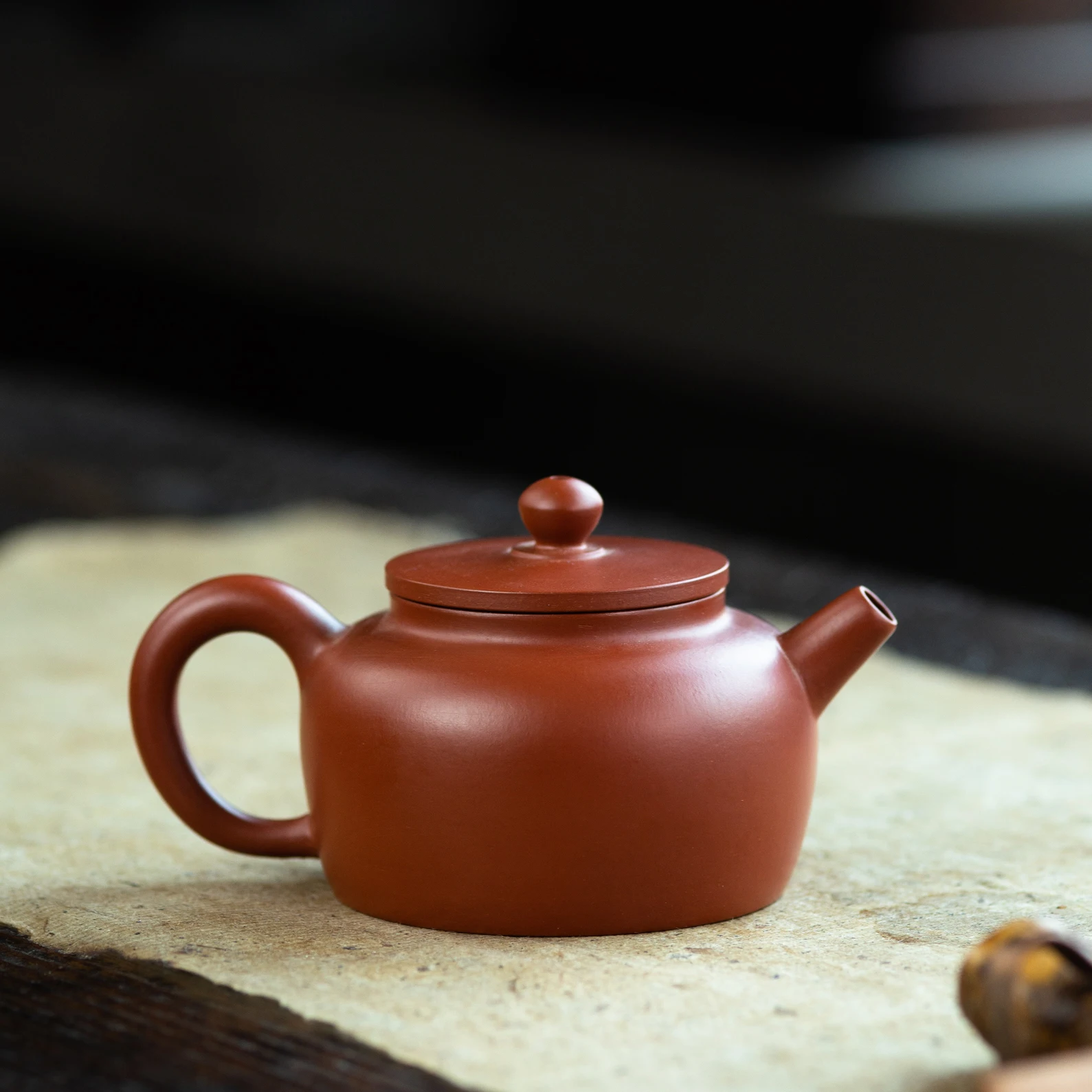 

Yixing "Ping Gai Lian Zi" Teapot Capacity around 100CC Made from "zhu Ni" for China Gongfu Tea