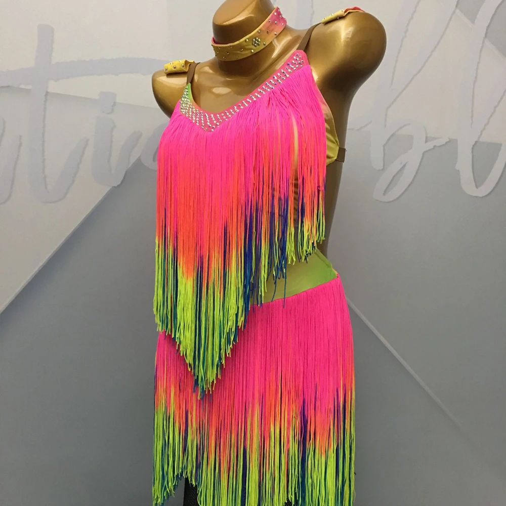 Новинка; платье для латинских танцев; женская пикантная разноцветная одежда с кисточками; Женская юбка с градиентной бахромой и стразами; DQL2101