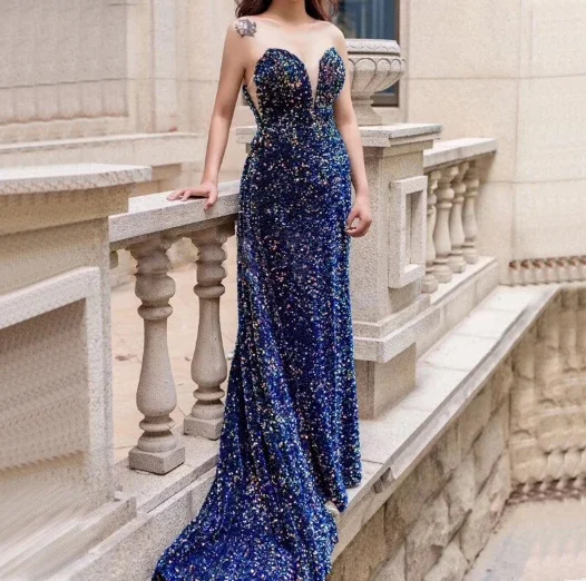 

Vintage Long V-Neck Long Sequined Evening Dresses Sweep Train Sleeveless Lace Up Back Floor Length Formal Dinner Party Dresses
