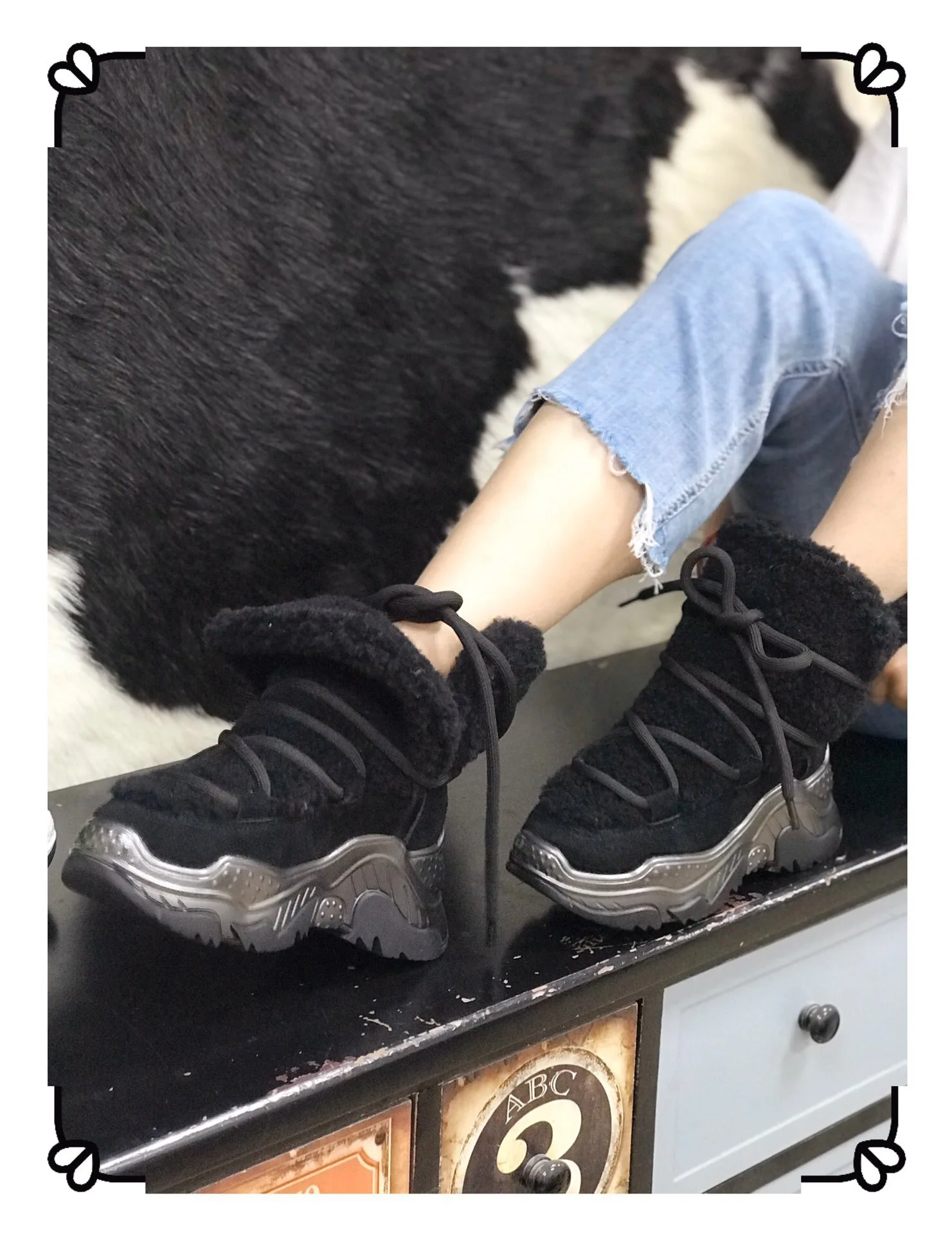 Женские ботинки; бархатные зимние ботинки на платформе; Новые ботильоны с перекрестными ремешками; водонепроницаемые Нескользящие кроссовки