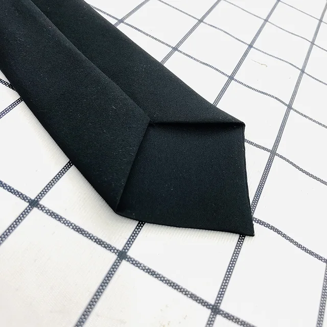 한국 스타일의 디자인과 슬림하고 부드러운 실루엣이 매력적인 2022 레트로 단색 실키 좁은 넥타이