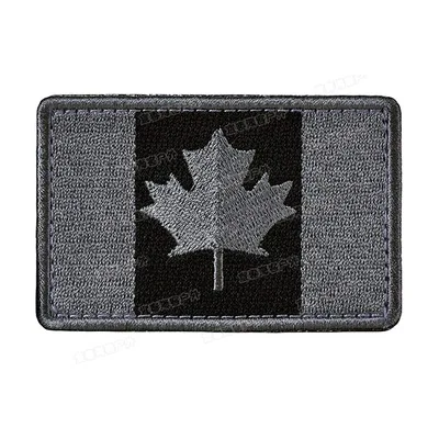 De Gelukkige Dag Van Canada De Kaarten Van De Vakantiegroet Met Esdoornblad En Canadese Vlag Ondertekent Het Hangen Op Kabel Tegen Mooi Image149613660