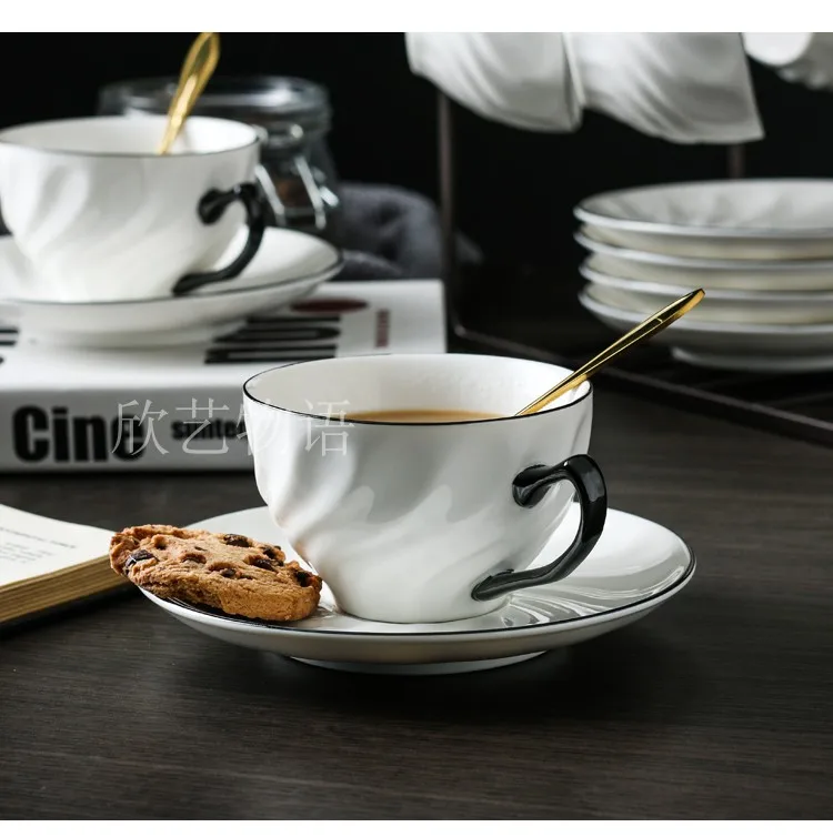 High Quality Bone China Tea Cup and Saucer Set Luxury Coffee Cup Vintage White Ceramic Coffee Cups Classic Nordic Kitchen D6D