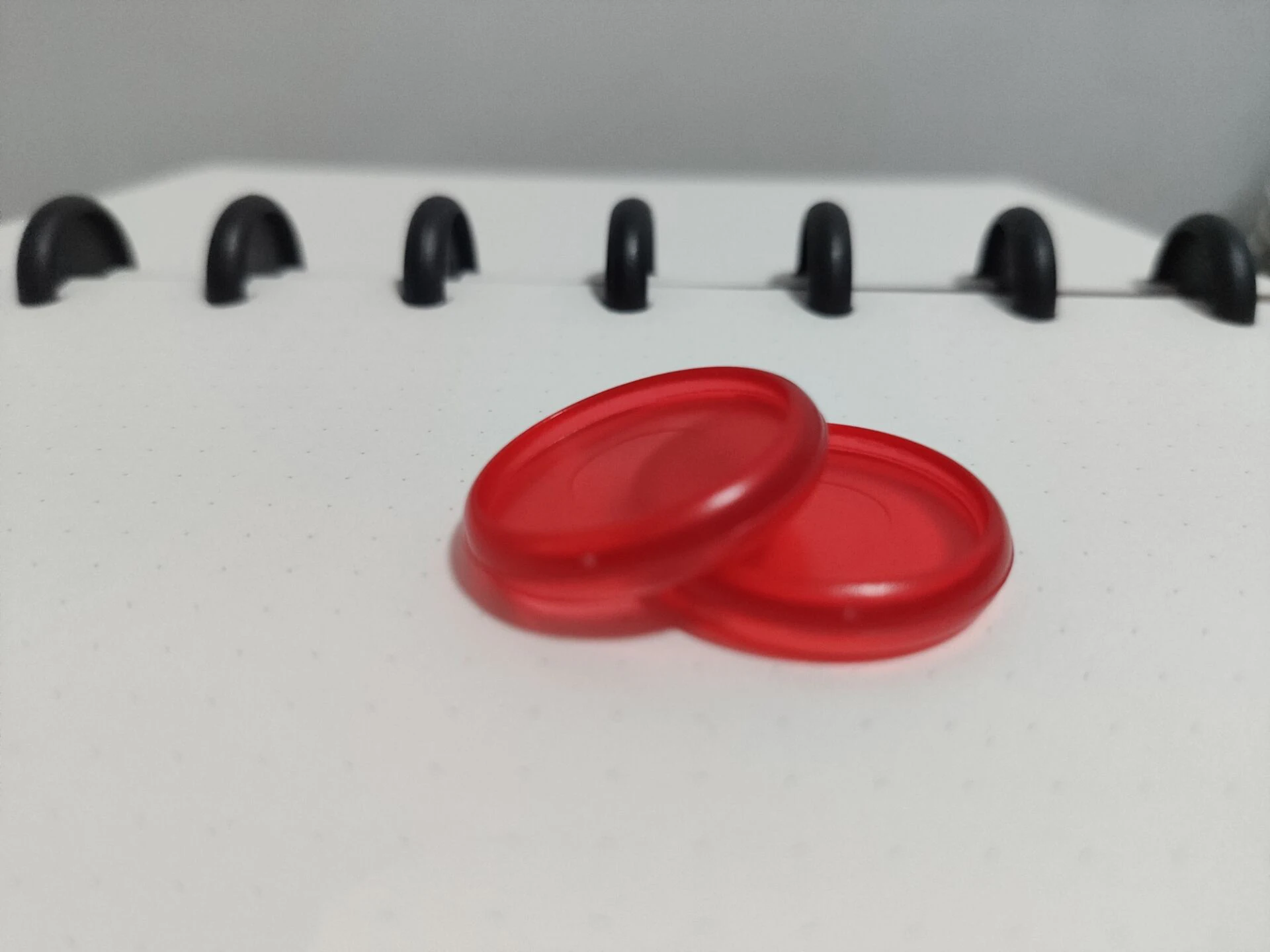red 28mm 18/24/28 мм Цветной гриб отверстие диск дуги лампы в форме свечи узор диск-переплета Office с отрывными листами зажимное кольцо блокнот связующего диски пряжки - Цвет: red 28mm
