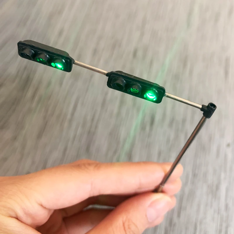 2 PCS HO Scale Model Traffic Lights Operating Pole Mount Overhead Traffic Lights with Controller Train 2