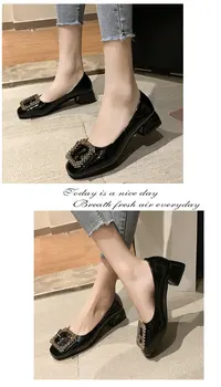 

Spring and Autumn Festival 2019 Square-headed Rough-heeled Fairy Wind Korean Edition Metal Button Red Medium-heeled Single Shoes