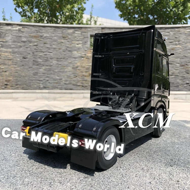 Литая под давлением модель автомобиля для NZG Actros Giga Space 1:18(черный)+ маленький подарок