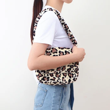 

Leopard hair design autumn and winter new Thai personality single shoulder oblique across lovely bag ote Bag Furry Fluffy