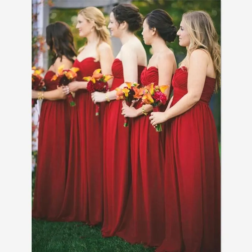 Цвет свадьбы фото. Цвет платьев подружек невесты. Подружки невесты в Красном. Подружки невесты в красных платьях. Платье для подруги невесты красное.