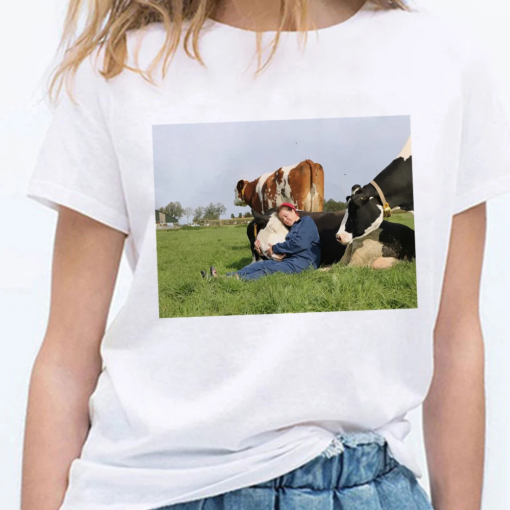 

Hug The Cow Graphic Shirt Women Relieve Pressure Afternoon Leisure Time Plus Size Short Sleeve Harajuku White Ropa Tumblr Mujer